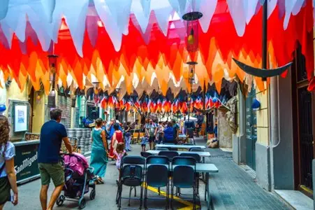 Carrer guarnit a la Festa de Gràcia 2025 a Barcelona