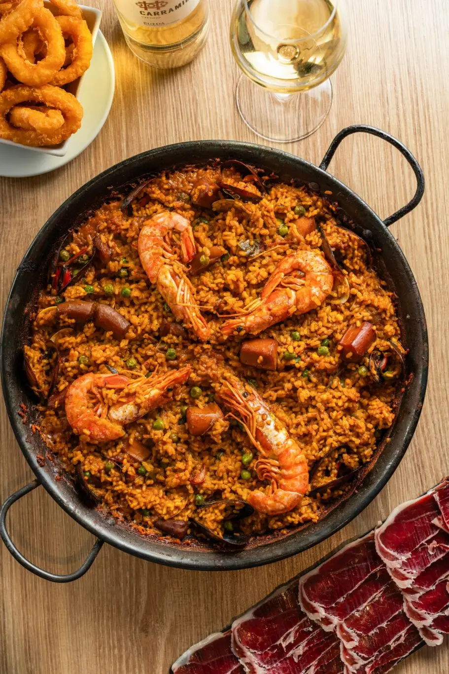 Paella servida en una paella tradicional per compartir, un símbol cultural de la gastronomia espanyola.