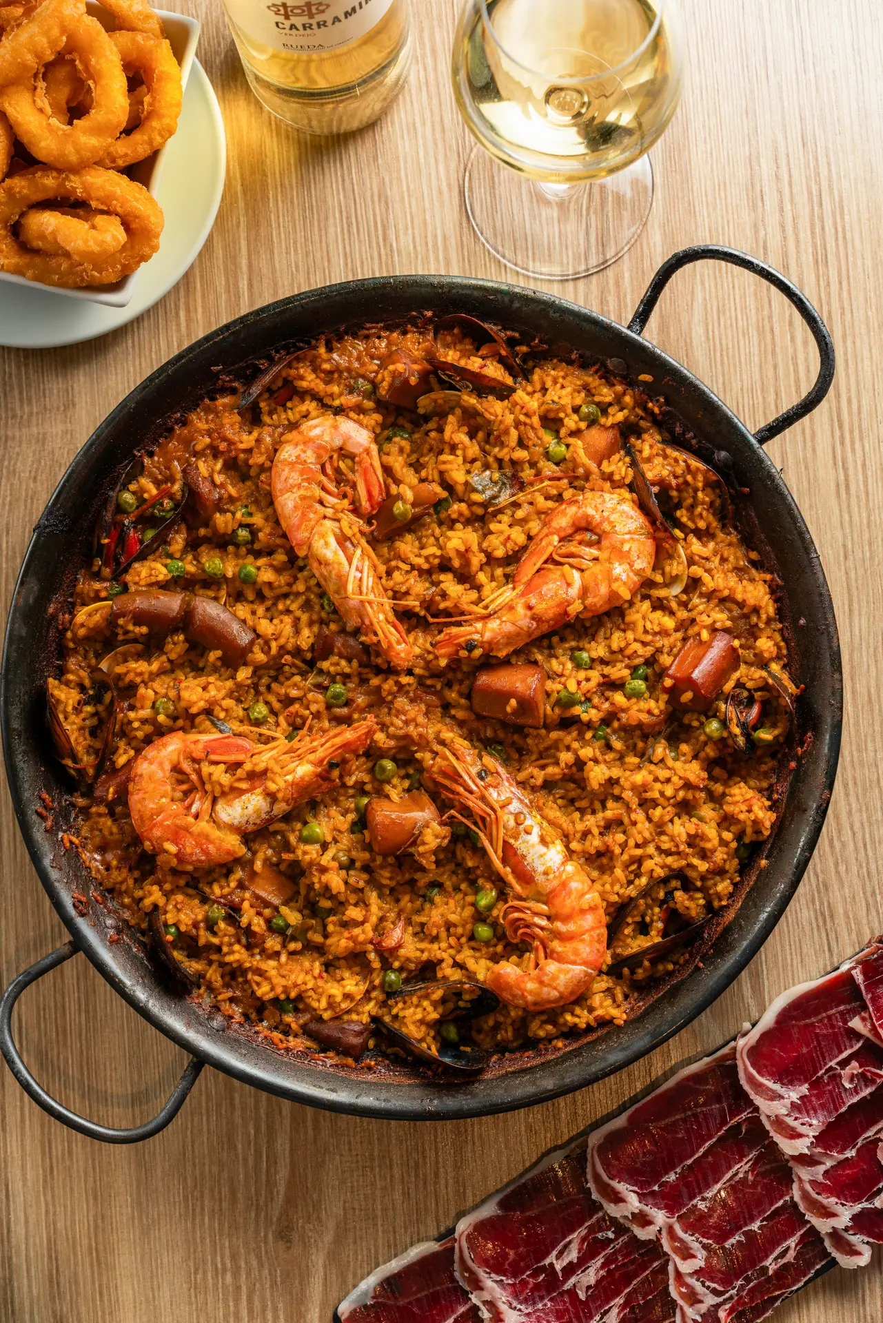 Paella servida en una paella tradicional per compartir, un símbol cultural de la gastronomia espanyola.