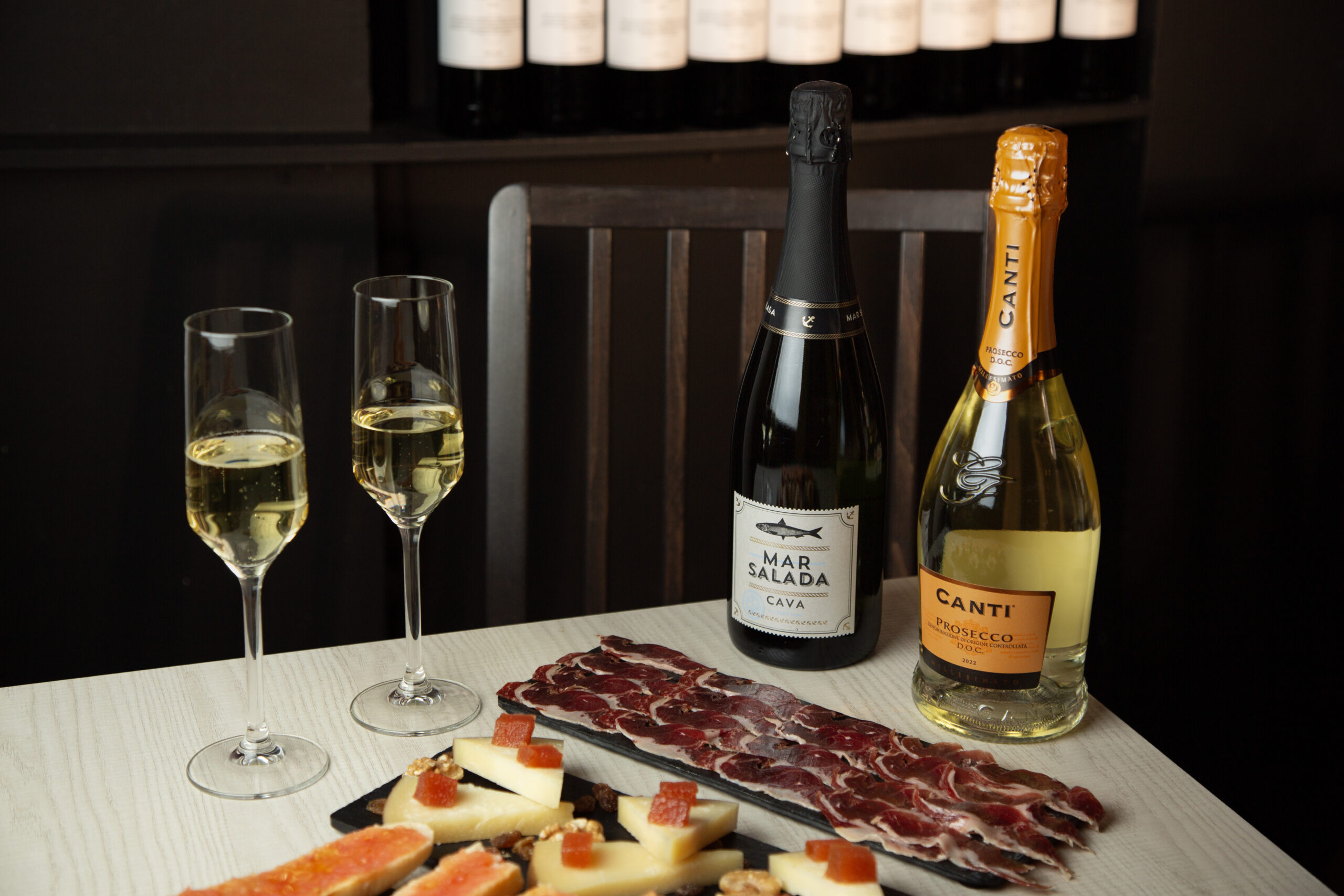 ""Maridatge de vins perfecte al MICU MAKU: cava Mar Salada, prosecco Canti, tapes espanyoles, pernil ibèric i formatge a Barcelona.""